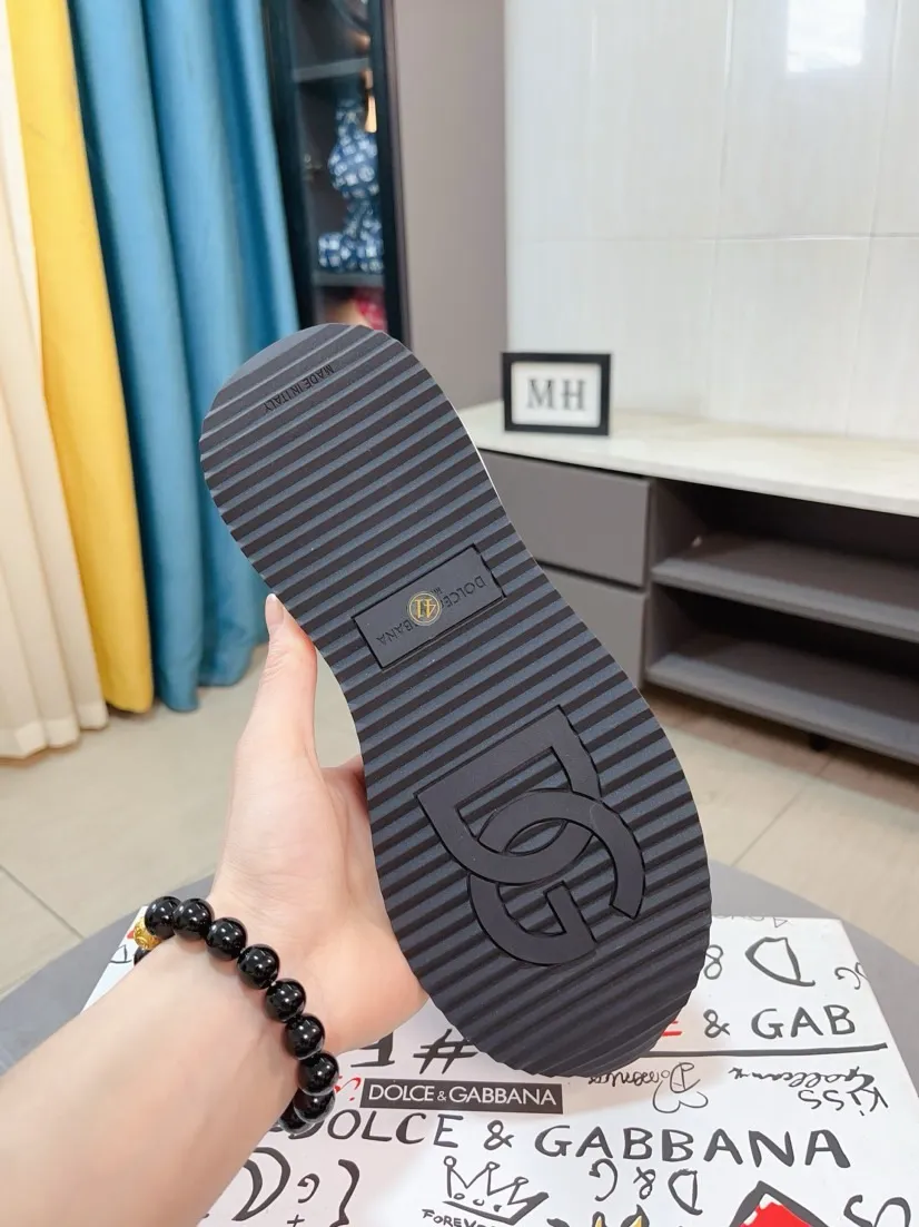 Men's shoes 💰500🌹🌹"Dolce & Gabbana DG" original imported first-layer cowhide ➕ sheepskin lining, light on the foot, comfortable, versatile, original special outsole 🔥favored by trendy men, welcome to compare quality 🔥exquisite luxury, super A level! Compared with the genuine product at the counter, the version is no worse at all! Code number 38-46